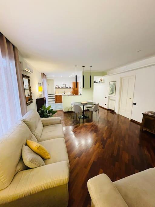 Re Gallo Luxury Apartment Plebiscito In Via Chiaia Neapel Exteriör bild